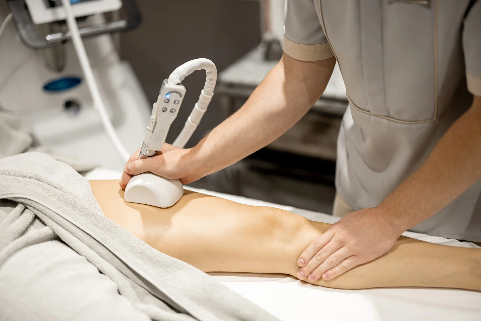 Body contouring treatment in progress